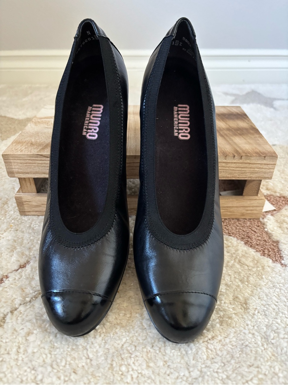Munro American Black Leather Patent Cap Toe Low Block Heel Pumps 9N
